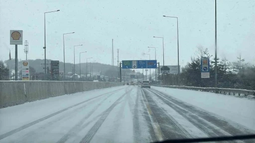 Bolu Dağı’nda hafif kar yağışı devam ediyor
