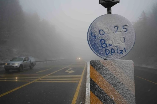 Bolu Dağı’nda kar ve sis etkili oluyor: Görüş mesafesi 35 metreye düştü
