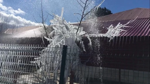 Borulardan fışkıran sular buz tuttu, ortaya ilginç görüntüler çıktı
