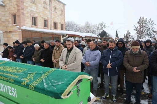 Boşandığı eşi tarafından öldürülen kadın toprağa verildi
