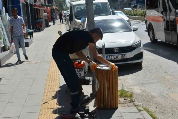 Bozüyük’te ana cadde üzerindeki çöp kovaları yenilendi
