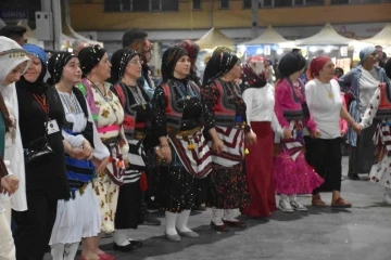 Bu festivalde yüzlerce kişi kol kola girip horon oynadı
