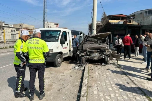 Buca’da alkollü sürücü yol kenarındaki 6 aracı ezip geçti
