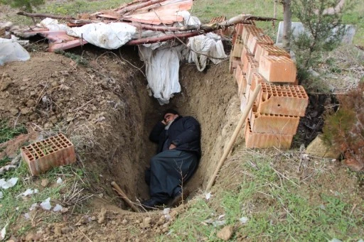 “Burası Benim Mekanım” Diyerek Mezarına Girdi