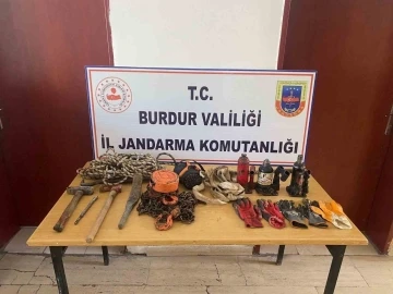 Burdur’da jandarmanın kaçakçılık ve uyuşturucu operasyonlarında 4 kişi tutuklandı
