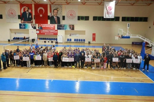 Burhaniye’de voleybol şöleni başladı
