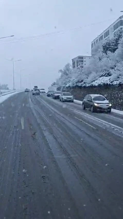 Bursa’da beklenen kar yağışı hızlı başladı
