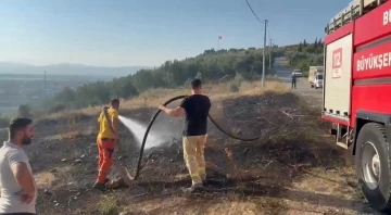 Bursa’da çıkan yangın ormanlık alana sıçramadan söndürüldü
