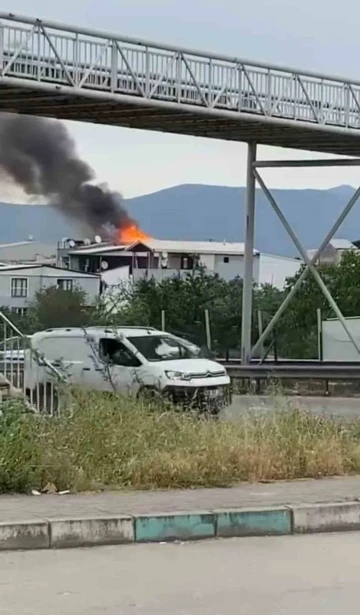 Bursa’da evin çatısı alevlere teslim oldu
