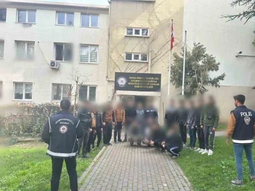 Bursa’da kaçak göçmen operasyonu: 18 göçmen yakalandı, 2 şüpheli gözaltına alındı
