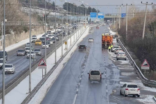 Bursa’da kardan kapanan Mudanya yolu açıldı
