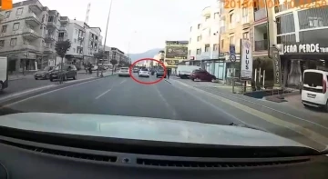 Bursa’da makas atan otomobil, bebek ile anneyi altına alıyordu
