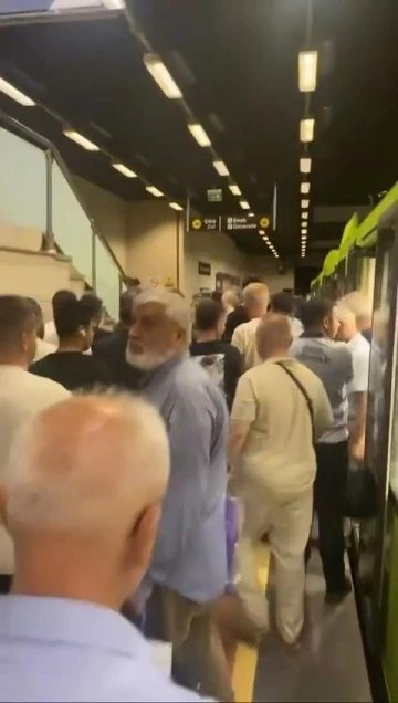 Bursa’da sağanak yağış metro seferlerini de durdurdu, raylar şelaleye döndü
