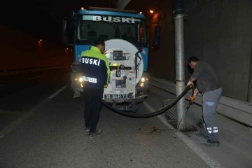 Bursa’da sel felaketlerine karşı ızgara ve rögarlar temizleniyor
