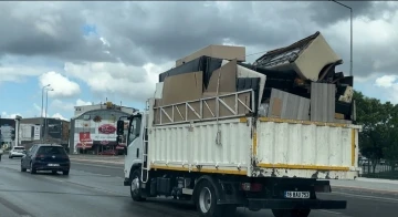 Bursa’da tehlikeli taşımacılık kamerada
