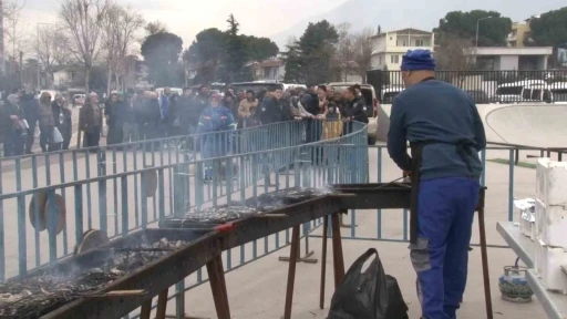 Bursa’da ücretsiz balık ekmek izdihamı
