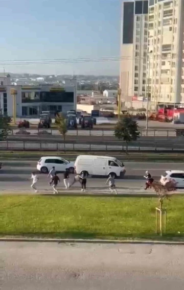 Bursa’da yol ortasında birbirlerine acımasızca vurdular
