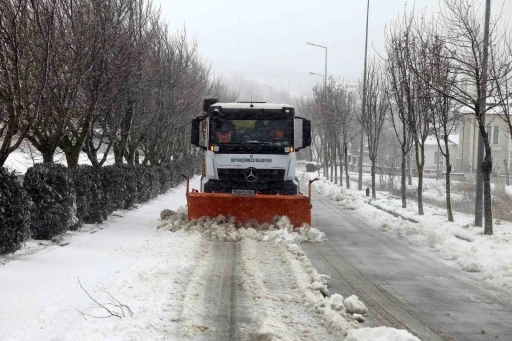 Büyükçekmece Belediyesi karla mücadeleyi 24 saat esasıyla sürdürüyor
