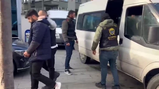 Büyükçekmece’de dükkanı basıp baba ve oğlunu yaralayan şüpheliler adliyeye sevk edildi
