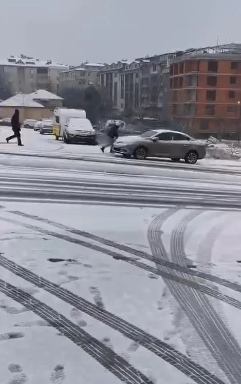 Büyükçekmece’de el freni çekilen araç kayarak elektirik direğine çarptı
