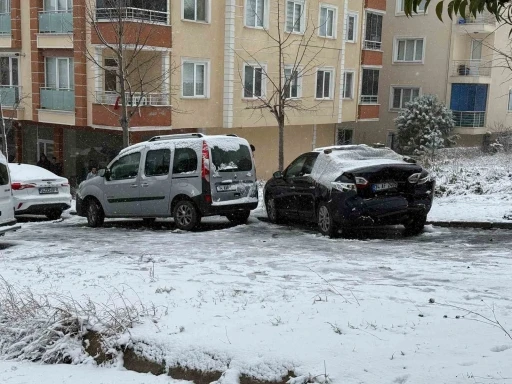 Büyükçekmece’de sürücülerin karlı yolda imtihanı kamerada
