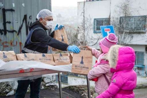 Büyükşehir’den miniklere beslenme paketi
