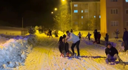 Buz gibi havada kızak kayıp, halay çekerek eğlendiler
