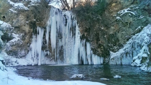 Buz sarkıtlarının uzadığı Sırakayalar Şelalesi kışın büyülüyor
