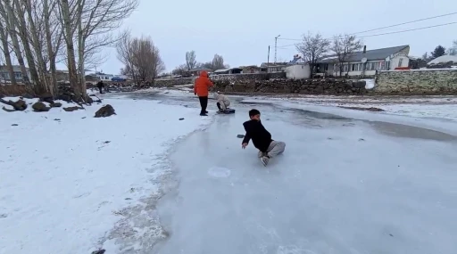 Buz tutan derede kızakla kayıp gönüllerince eğlendiler
