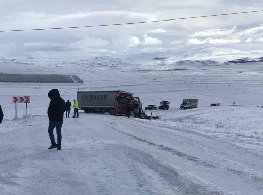 Buzlanma yüzünden kayan tır yolu trafiğe kapattı
