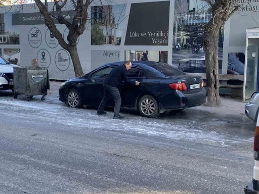 Buzun üstünde mahsur kalan aracı ittirerek zor hareket ettirdiler
