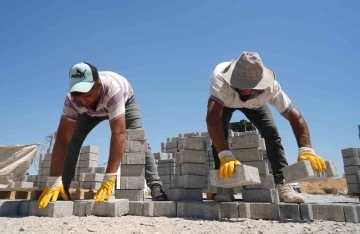 Çamurlu ve tozlu yollar kilitli parke taşı ile döşeniyor
