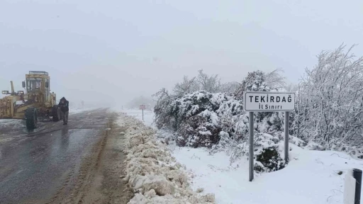 Çanakkale’de İl Özel İdare ekipleri karla kaplı köy yollarını açıyor
