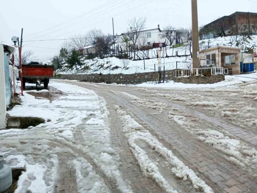 Çanakkale’de İl Özel İdare ekipleri karla kaplı köy yollarını açıyor
