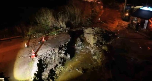 Çanakkale’de sağanak yağış sonrası köprü çöktü
