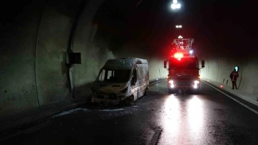 Çanakkale’de seyir halindeki ambulans tünel içinde yandı
