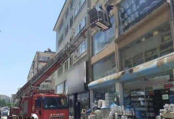 Çankırı’da ayağı ipe takılan serçe kurtarıldı
