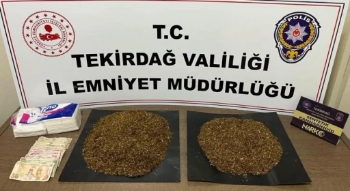 Çatıya gizlenmiş poşet poşet uyuşturucu ele geçirildi
