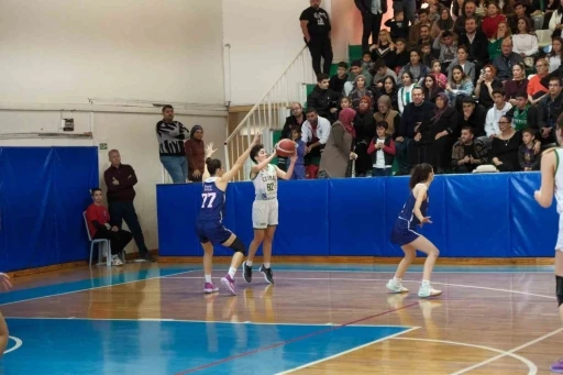 Ceyhan Belediye Basketbol Akademisi liderlik koltuğunu bırakmıyor
