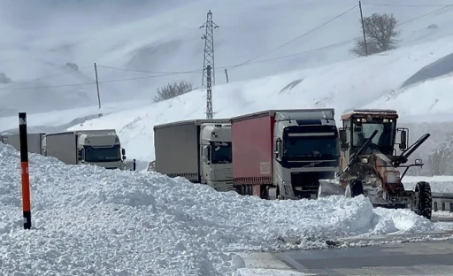 Çığ düşen Yüksekova-Esendere kara yolu yeniden ulaşıma açıldı
