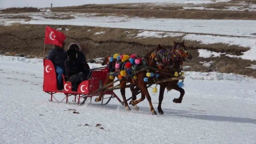 Çıldır Gölü’nde atlı kızak keyfi
