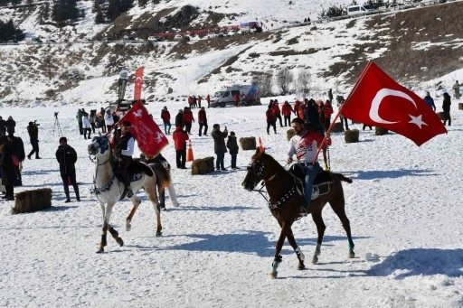 Çıldır Gölü &quot;Altın At Kristal Buz Festivali&quot; ile şenlendi
