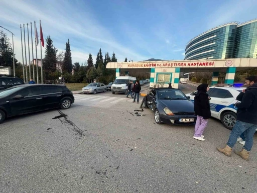 Ciple çarpışan otomobildeki 2 kişi yaralandı
