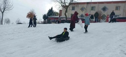 Çocuklar poşetlerle kayarak karın keyfini çıkarttı
