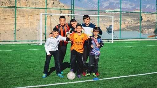 Çocukların futbol aşkı Valiyi arattı
