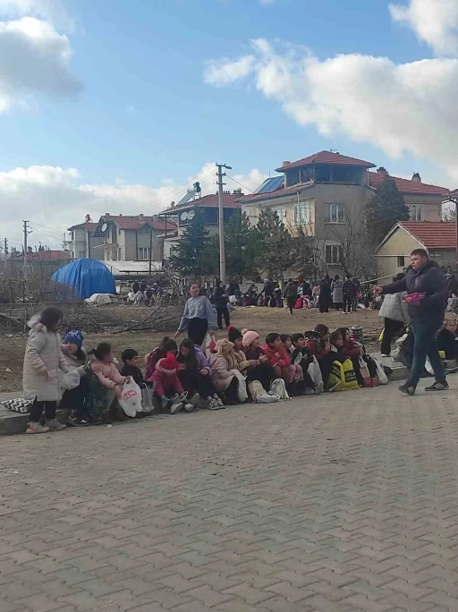 Çocuklar Şeker İçin Sıraya Girdi