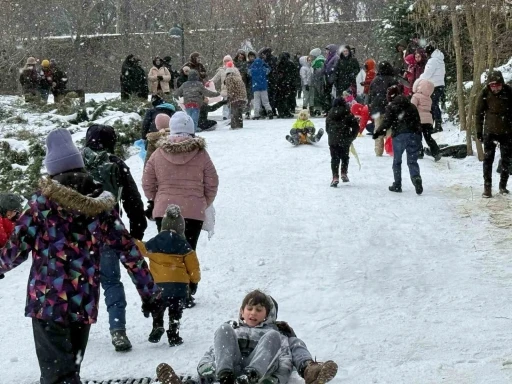 Çocuklu aileler Atatürk Kent Ormanı’na akın etti: Kar topu oynayıp doyasıya eğlendiler
