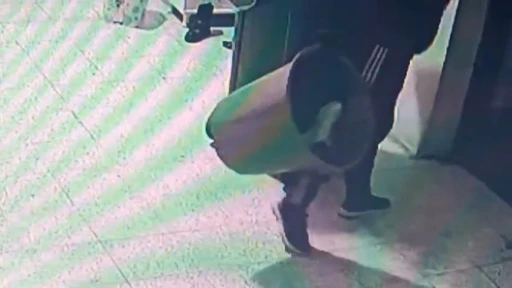 Çöp yerine ayakkabıları topladı
