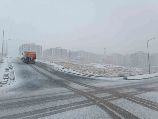 Çorum Belediyesi ekiplerinden kar mesaisi
