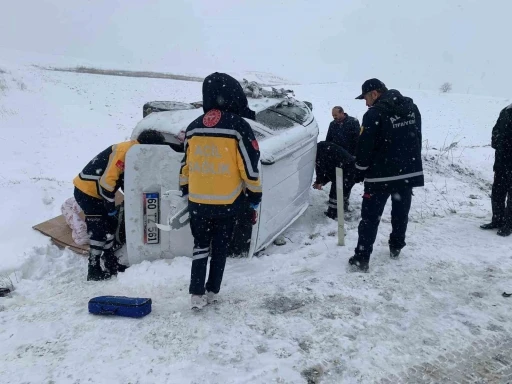 Çorum’da hafif ticari araç ile minibüs çarpıştı: 2 yaralı
